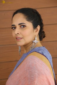 actress Anasuya Bharadwaj hot looks showing navel in a saree