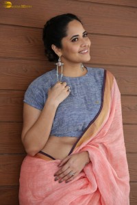actress Anasuya Bharadwaj hot looks showing navel in a saree