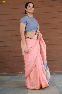 actress Anasuya Bharadwaj hot looks showing navel in a saree