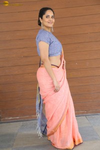 actress Anasuya Bharadwaj hot looks showing navel in a saree