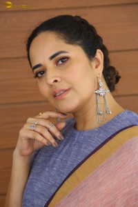 actress Anasuya Bharadwaj hot looks showing navel in a saree