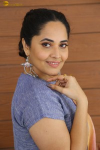 actress Anasuya Bharadwaj hot looks showing navel in a saree