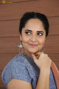 actress Anasuya Bharadwaj hot looks showing navel in a saree