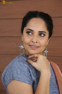actress Anasuya Bharadwaj hot looks showing navel in a saree