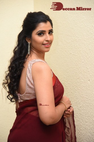 Anchor Syamala looks pretty in a Red Saree