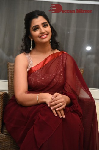 Anchor Syamala looks pretty in a Red Saree