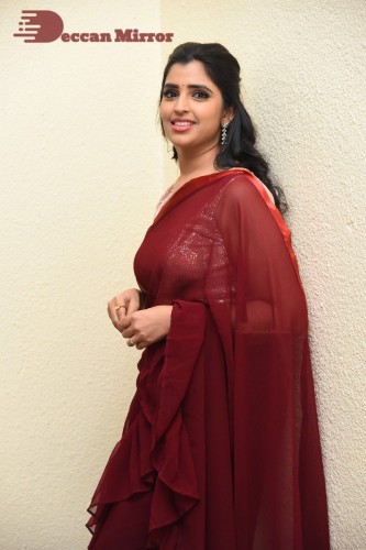 Anchor Syamala looks pretty in a Red Saree