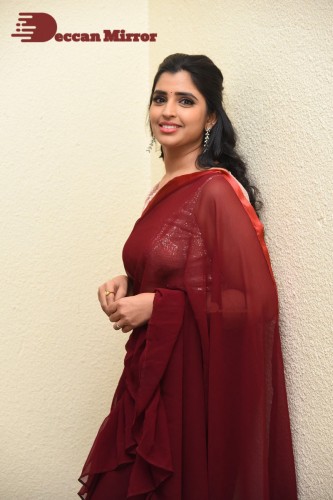 Anchor Syamala looks pretty in a Red Saree