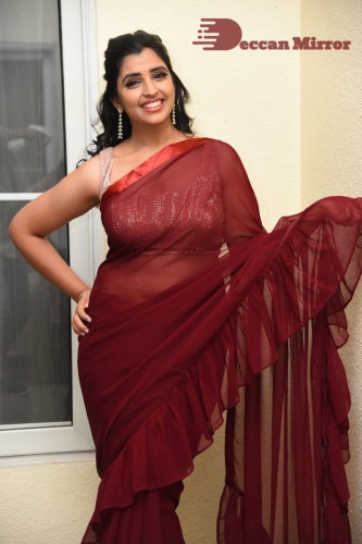 Anchor Syamala looks pretty in a Red Saree