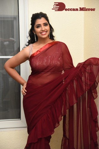 Anchor Syamala looks pretty in a Red Saree