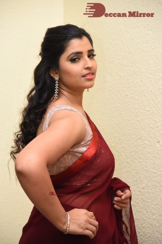 Anchor Syamala looks pretty in a Red Saree