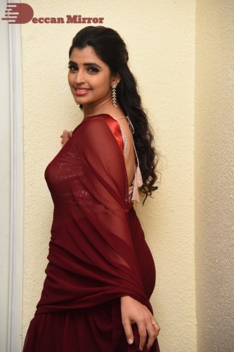 Anchor Syamala looks pretty in a Red Saree