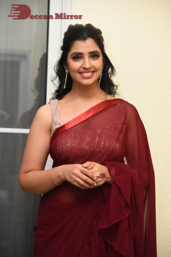 Anchor Syamala looks pretty in a Red Saree