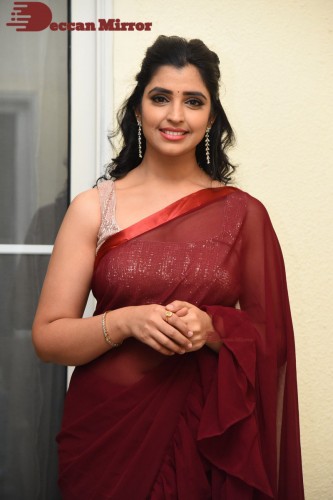 Anchor Syamala looks pretty in a Red Saree