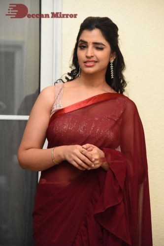 Anchor Syamala looks pretty in a Red Saree