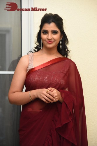 Anchor Syamala looks pretty in a Red Saree