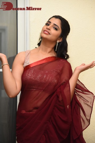 Anchor Syamala looks pretty in a Red Saree