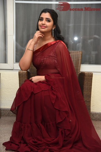 Anchor Syamala looks pretty in a Red Saree