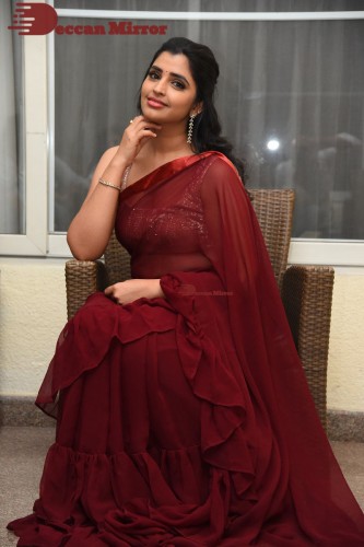 Anchor Syamala looks pretty in a Red Saree