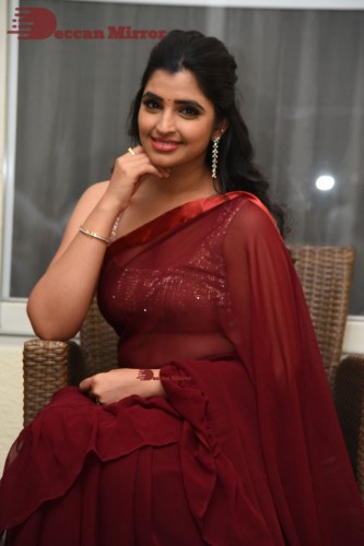 Anchor Syamala looks pretty in a Red Saree