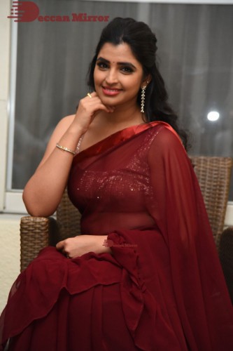 Anchor Syamala looks pretty in a Red Saree