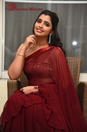 Anchor Syamala looks pretty in a Red Saree