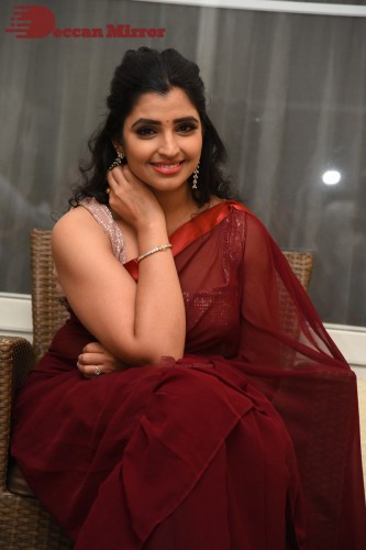Anchor Syamala looks pretty in a Red Saree