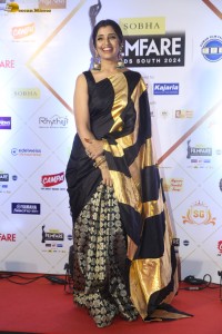 telugu anchor and actress Syamala dazzles in a black saree at the filmfare awards