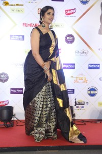 telugu anchor and actress Syamala dazzles in a black saree at the filmfare awards