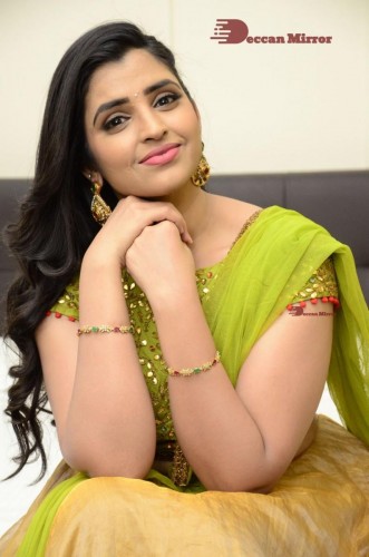 Popular Telugu TV Anchor Syamala in a green dress