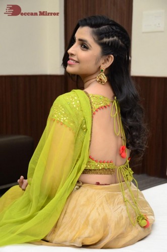 Popular Telugu TV Anchor Syamala in a green dress