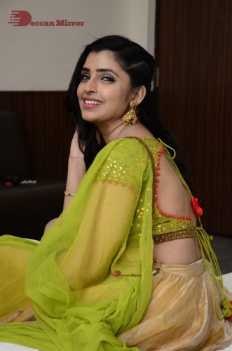 Popular Telugu TV Anchor Syamala in a green dress