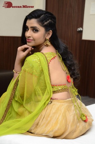 Popular Telugu TV Anchor Syamala in a green dress