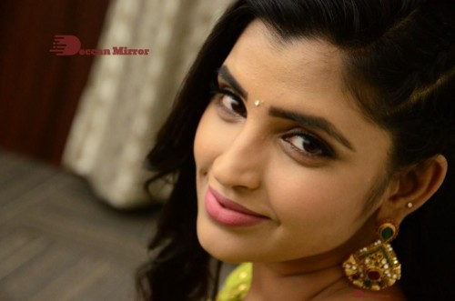 Popular Telugu TV Anchor Syamala in a green dress