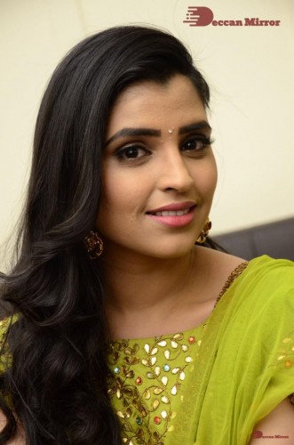 Popular Telugu TV Anchor Syamala in a green dress