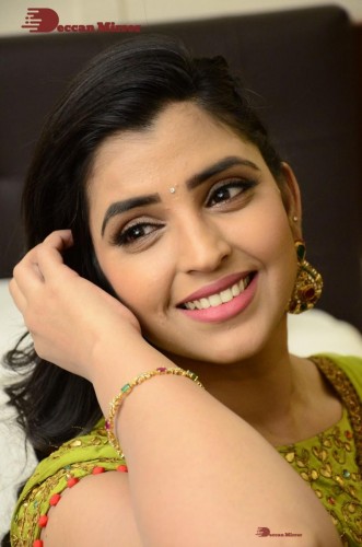 Popular Telugu TV Anchor Syamala in a green dress