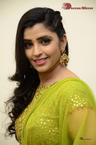 Popular Telugu TV Anchor Syamala in a green dress