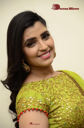Popular Telugu TV Anchor Syamala in a green dress
