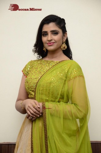 Popular Telugu TV Anchor Syamala in a green dress