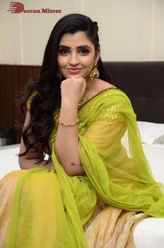 Popular Telugu TV Anchor Syamala in a green dress