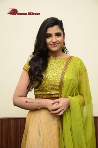 Popular Telugu TV Anchor Syamala in a green dress