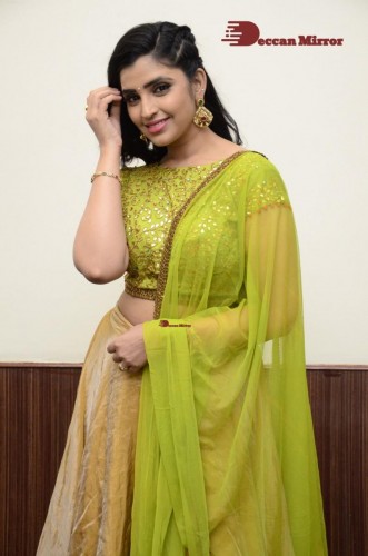 Popular Telugu TV Anchor Syamala in a green dress