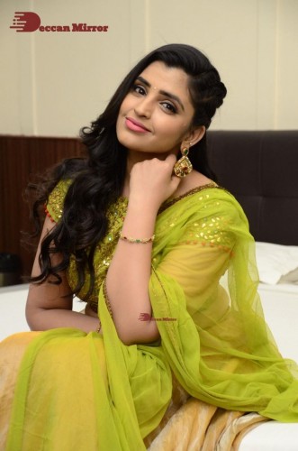 Popular Telugu TV Anchor Syamala in a green dress