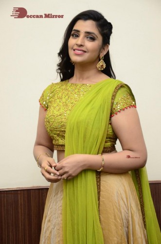 Popular Telugu TV Anchor Syamala in a green dress