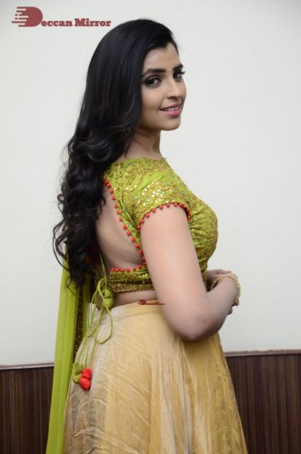 Popular Telugu TV Anchor Syamala in a green dress