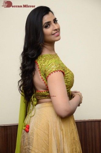 Popular Telugu TV Anchor Syamala in a green dress