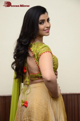 Popular Telugu TV Anchor Syamala in a green dress
