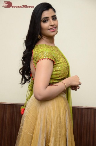 Popular Telugu TV Anchor Syamala in a green dress