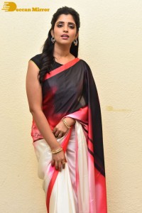 Telugu Anchor Syamala photo shoot in a saree