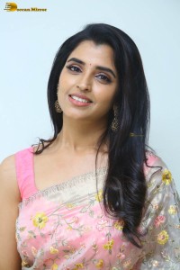 anchor and actress syamala hot looks in a pink dress